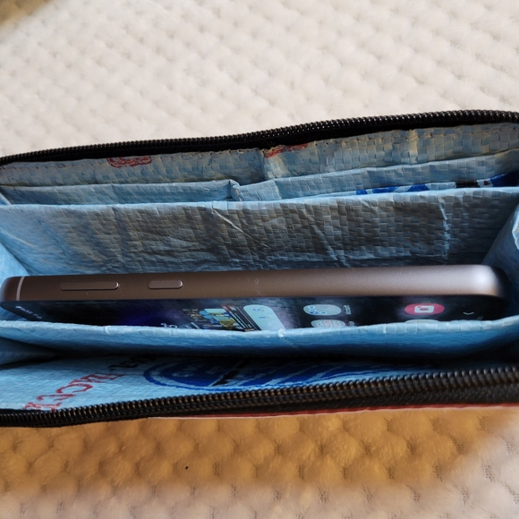 Wallet Recycled Bag Fish Design Zipper Wallet - Picture 3 of 8